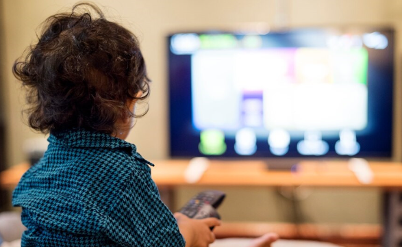 Dampak Menonton TV Berlebihan pada Kesehatan Mata